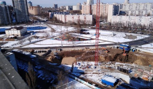 В Черемушках рабочие возводят фундамент нового дома на Севастопольском проспекте