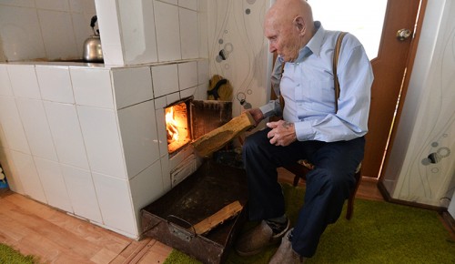 Пожилым москвичам помогут с отоплением дач дровами и углем
