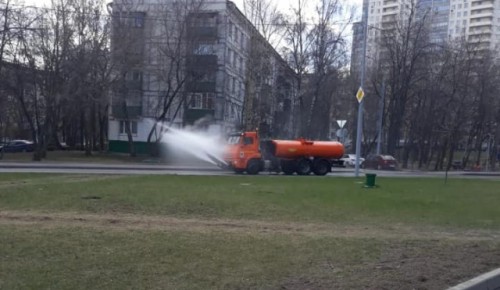 Дезинфекцию дорог и тротуаров ежедневно проводят специалисты ЖКХ в Черемушках