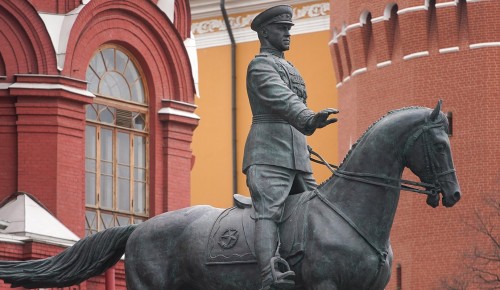 В Москве волонтеры возложили цветы к военным мемориалам от имени ветеранов 