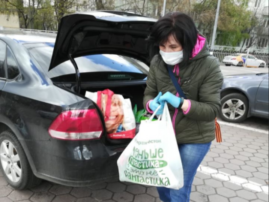 Социальные работники помогают жителям Черемушек с доставкой продуктов и лекарств