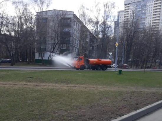 Дезинфекцию дорог и тротуаров ежедневно проводят специалисты ЖКХ в Черемушках