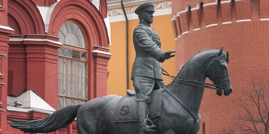 В Москве волонтеры возложили цветы к военным мемориалам от имени ветеранов 