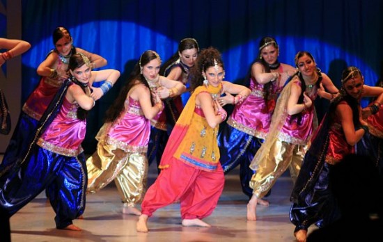 Жители Черемушек постигают азы индийских танцев