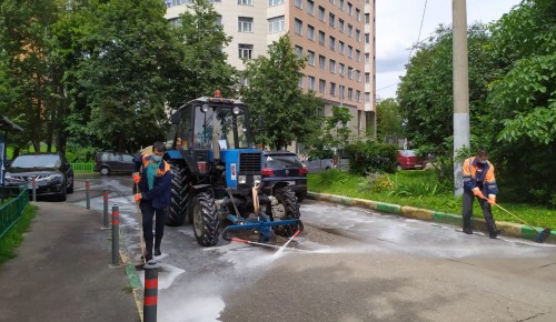 Специалисты ЖКХ в Черемушках провели дезинфекцию дорог и тротуаров