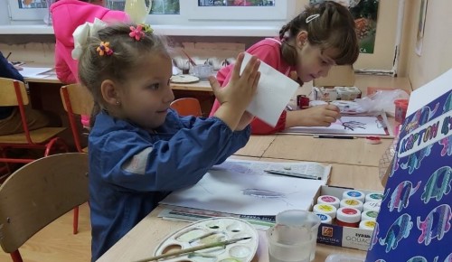 Юных жителей Черемушек приглашают на занятия рисованием в студию «Алые паруса»
