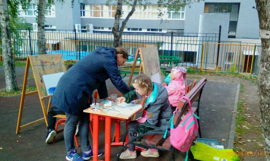 В досуговом центре «Хорошее настроение» проходят занятия по изобразительному искусству