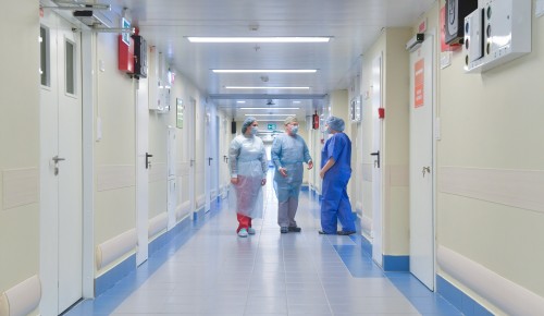 Временный ковид-госпиталь в КВК «Сокольники» принял первых пациентов