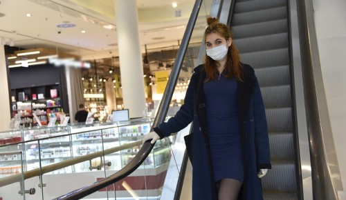 В торговых центрах на западе Москвы за день выявили 64 «безмасочника»