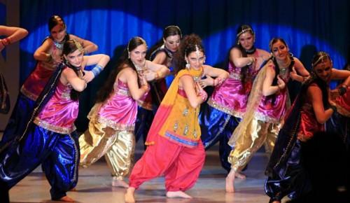 Индийские танцы разучивают воспитанники центра «Хорошее настроение»