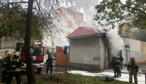 На улице Гарибальди в Черемушках ликвидировали пожар в трансформаторной будке
