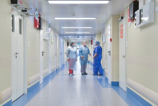 Временный ковид-госпиталь в КВК «Сокольники» принял первых пациентов