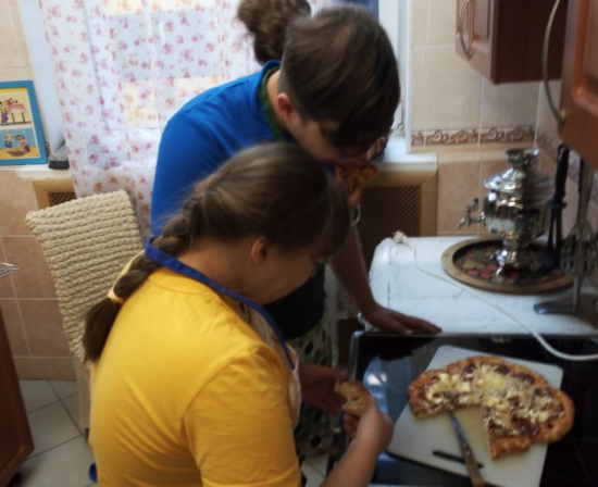 Воспитанники «Юноны» освоили рецепт по приготовлению пиццы