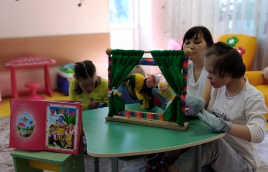 Воспитанники «Юноны» учатся играть в кукольном театре