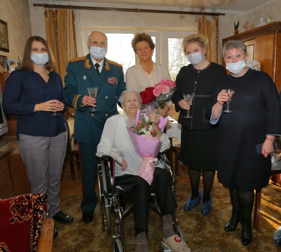 Жительницу Черемушек Зинаиду Тимошкову поздравили со 100-летним юбилеем