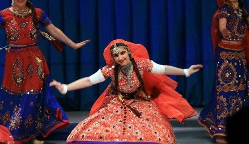 Новые онлайн уроки по индийским танцам представил досуговый центр «Хорошее настроение»
