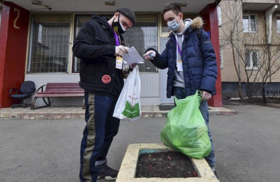 Социальные работники доставляют продукты и лекарства жителям Черемушек на самоизоляции