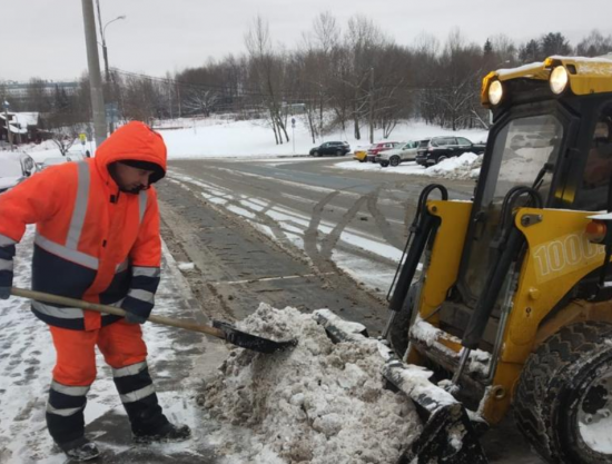 Работы по очистке дорог от снега в Черемушках активно проводят коммунальщики
