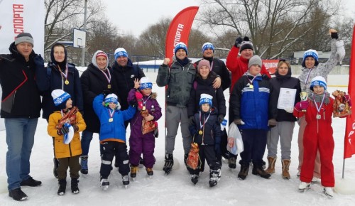 На окружных соревнованиях «Зимние забавы» третье место завоевали семьи из Черемушек