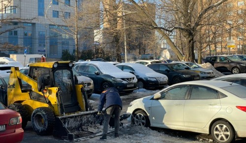 Бригады коммунальщиков очищают дороги и тротуары от снежного покрова в Черемушках
