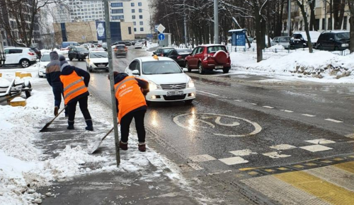 В Черемушках бригады коммунальщиков очищают дороги и тротуары от снежного покрова