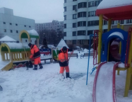 Коммунальщики из Черемушек борются с последствиями снегопада