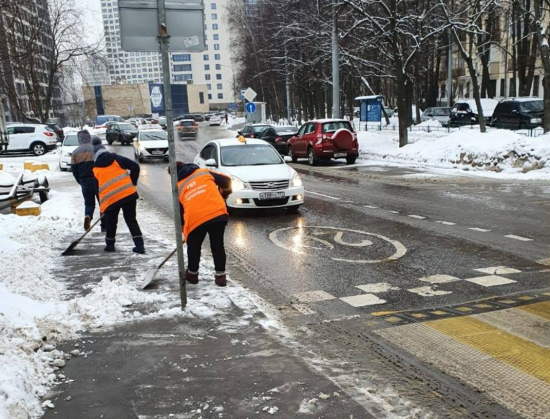 В Черемушках бригады коммунальщиков очищают дороги и тротуары от снежного покрова