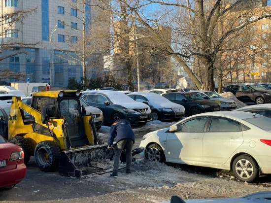 Бригады коммунальщиков очищают дороги и тротуары от снежного покрова в Черемушках
