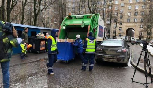 Дворникам Гагаринского района выдали новые жилеты, на которых размещена информация по раздельному сбору отходов