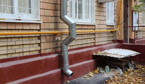 В Гагаринском районе починили поврежденный водосток в многоквартирном доме 