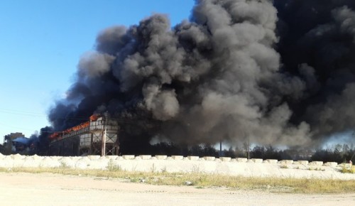 На территории Гжельского завода загорелся ангар 