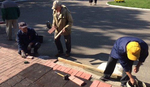 Работники местной управляющей компании отремонтировали крыльцо на Ленинском проспекте 