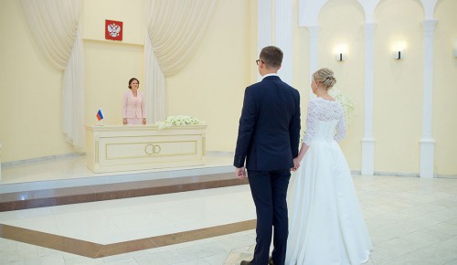 В Москве молодожены смогут зарегистрировать брак в День России