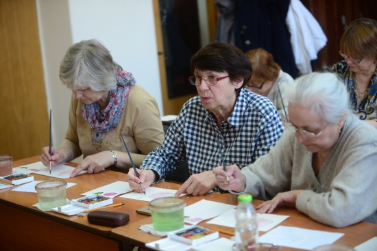 В Гагаринском районе для пенсионеров работает кружок рисования 