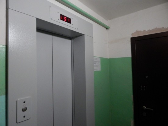 Коммунальные службы Гагаринского района провели санитарную обработку шахты лифта