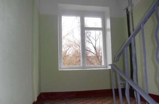 В доме на Ленинском проспекте отремонтировали окна в подъезде