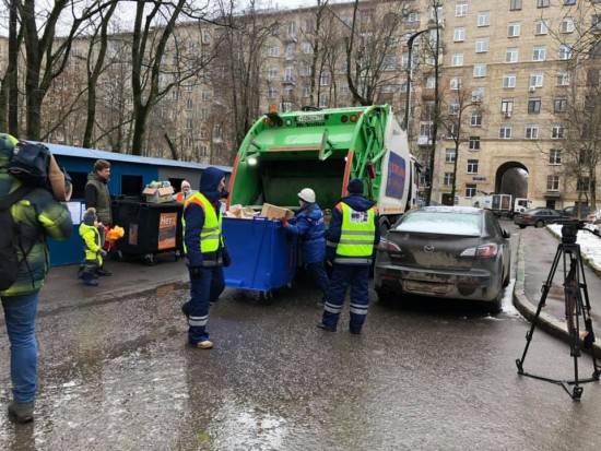 Дворникам Гагаринского района выдали новые жилеты, на которых размещена информация по раздельному сбору отходов