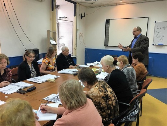 Для участников программы "Московское долголетие" идёт запись на курсы английского языка