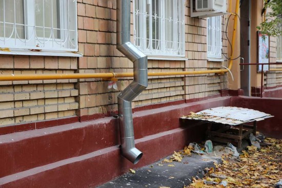 В Гагаринском районе починили поврежденный водосток в многоквартирном доме 