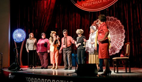 Вечер общения и впечатлений: московские долголеты приняли участие в "Театральной среде" 
