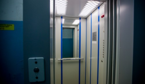 На Ломоносовском Проспекте починили освещение в лифте