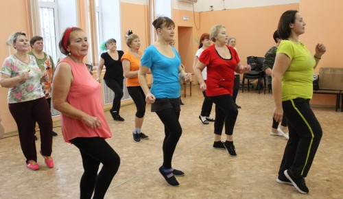 Московских долголетов приглашают на спортивные танцы "Zumba" 