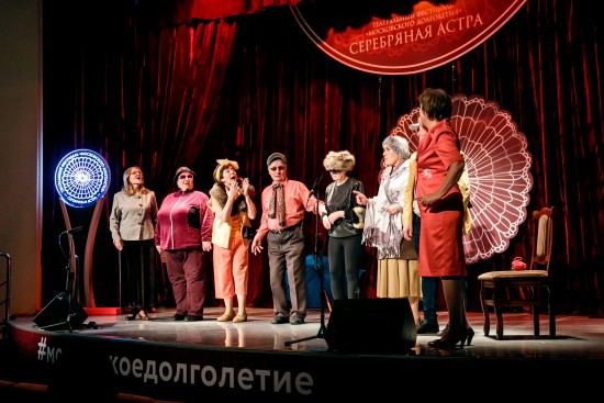Вечер общения и впечатлений: московские долголеты приняли участие в "Театральной среде" 