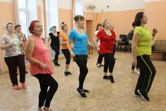 Московских долголетов приглашают на спортивные танцы "Zumba" 