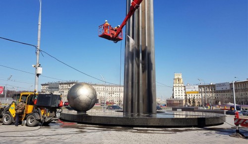 Коммунальные службы очистили памятник Юрию Гагарину на Ленинском проспекте