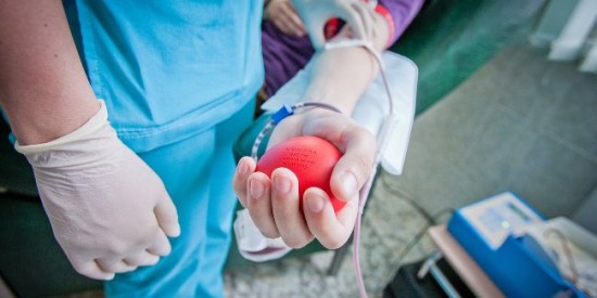 Доноры крови с антителами на COVID-19 получат стимулирующие выплаты