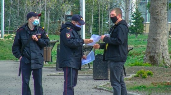 Более 1400 протоколов составили за сутки на вышедших на улицу без законных оснований москвичей