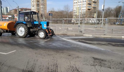 В Гагаринском районе продолжают дезинфицировать дворы, дороги и тротуары