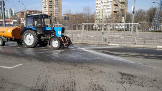 В Гагаринском районе продолжают дезинфицировать дворы, дороги и тротуары