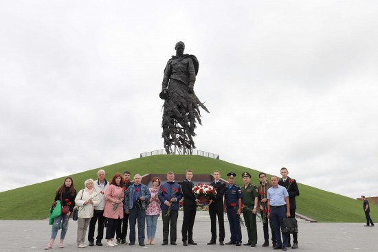 Делегация Губкинского университета посетила Ржевский мемориал Советскому солдату